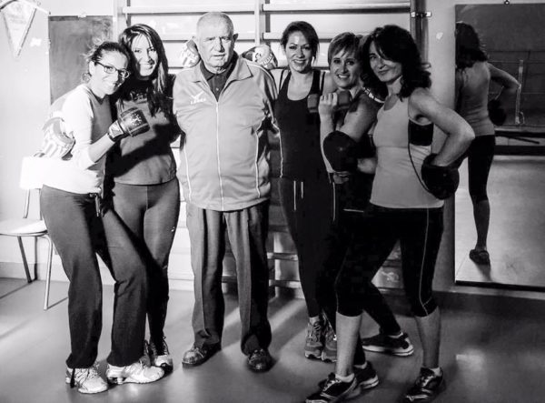 Il maestro Silvano Modena con alcune delle ragazze che allenava in palestra