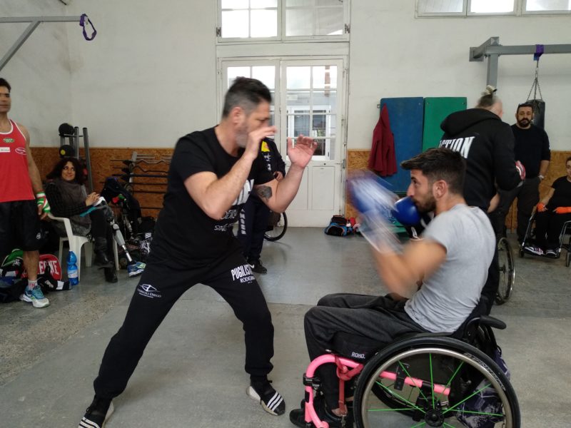 Il maestro Castellacci della Pugilistica Rodigina con un atleta per la promozione della boxe paralimpica